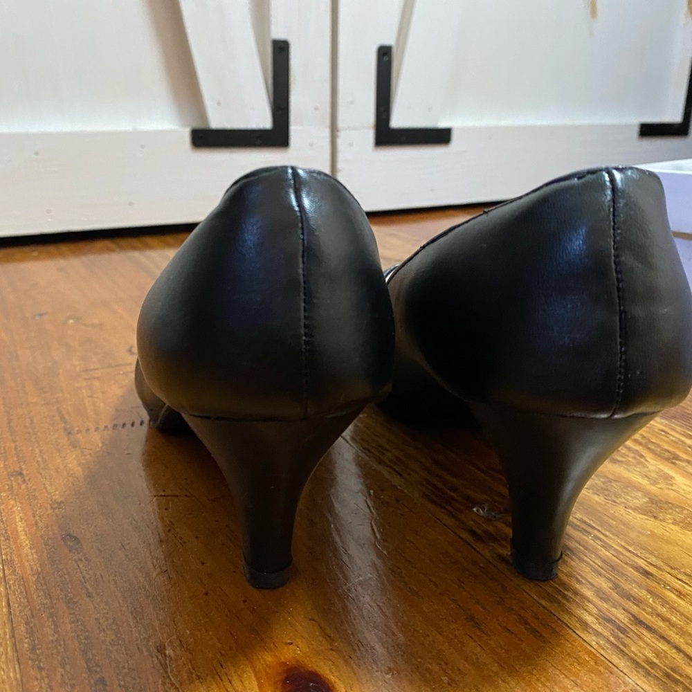 Enzo Black Rounded Toe Heels - Picture 5 of 8
